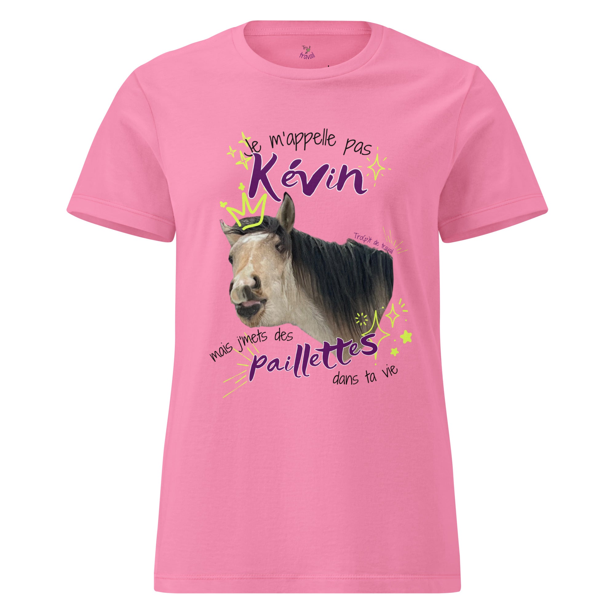 Tshirt humoristique pour cavalières, avec photo de cheval et phrase dorle "Je m'appelle pas Kévin mais j'mets des paillettes dans ta vie". Couleur rose, vu de face.