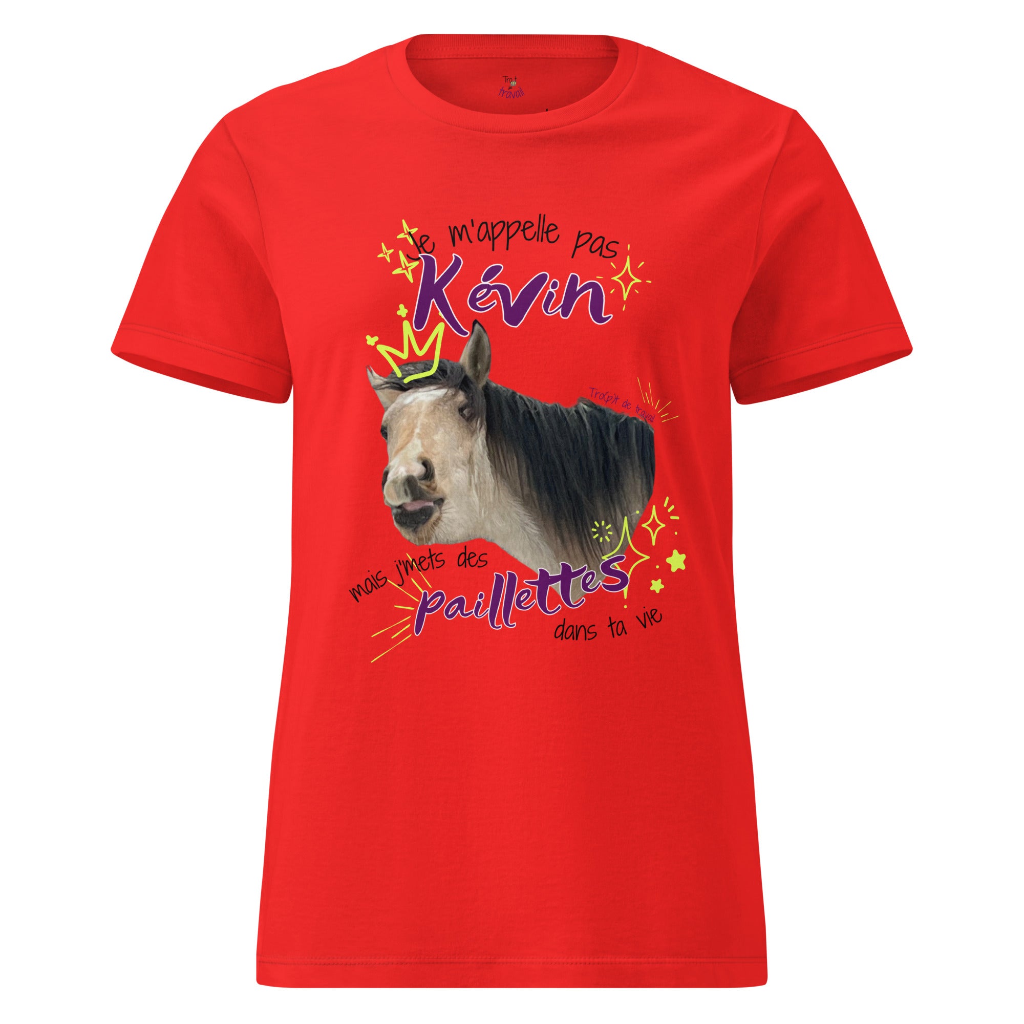 Tshirt humoristique pour cavalières, avec photo de cheval et phrase dôlre "Je m'appelle pas Kévin mais j'mets des paillettes dans ta vie". Couleur rouge, vu de face.
