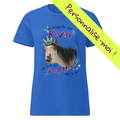 T-shirt humoristique et personnalisable pour cavalières, avec photo de cheval et phrase drôle "Je m'appelle pas Kévin mais j'mets des paillettes dans ta vie". Couleur bleu, vu de face.