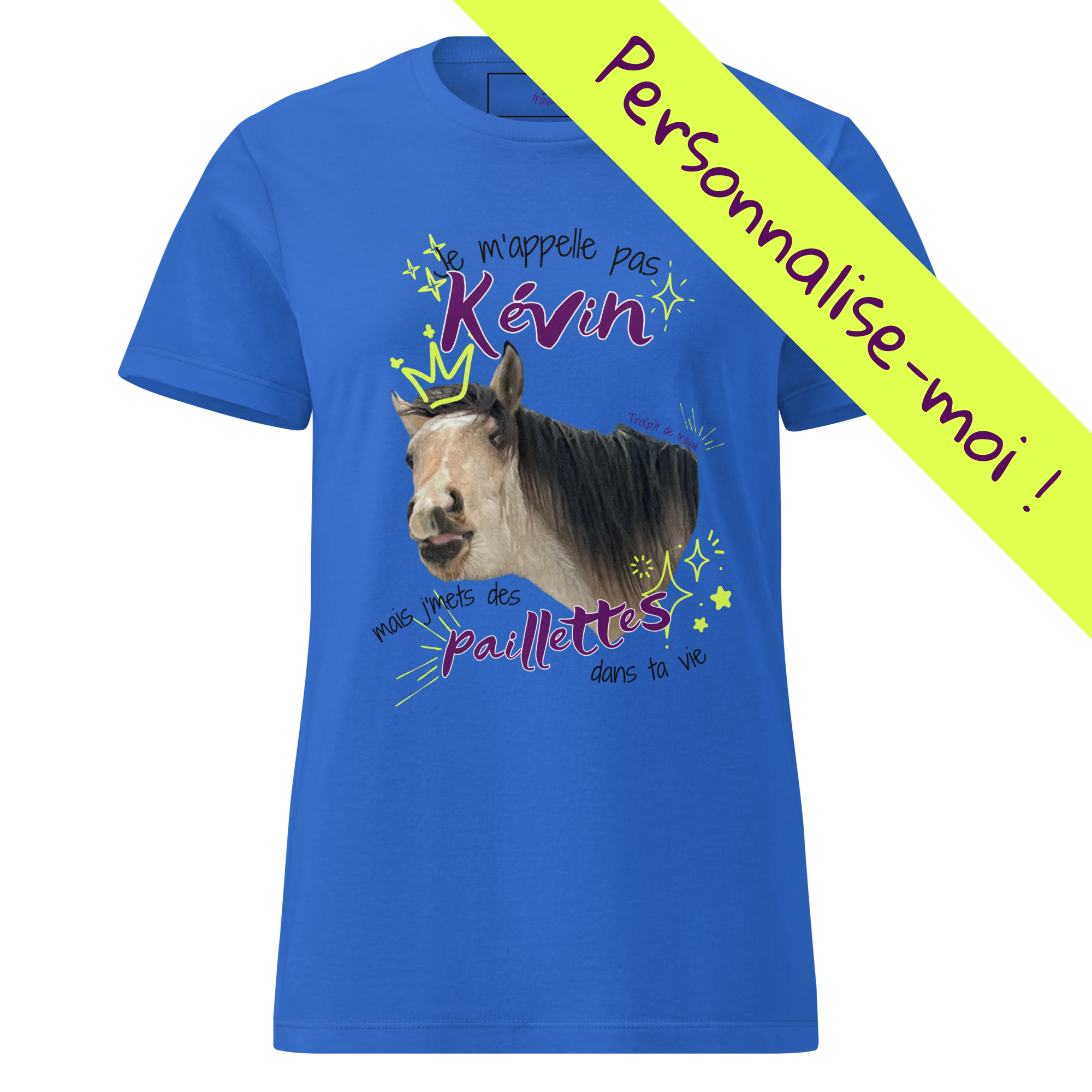 T-shirt humoristique et personnalisable pour cavalières, avec photo de cheval et phrase drôle "Je m'appelle pas Kévin mais j'mets des paillettes dans ta vie". Couleur bleu, vu de face.