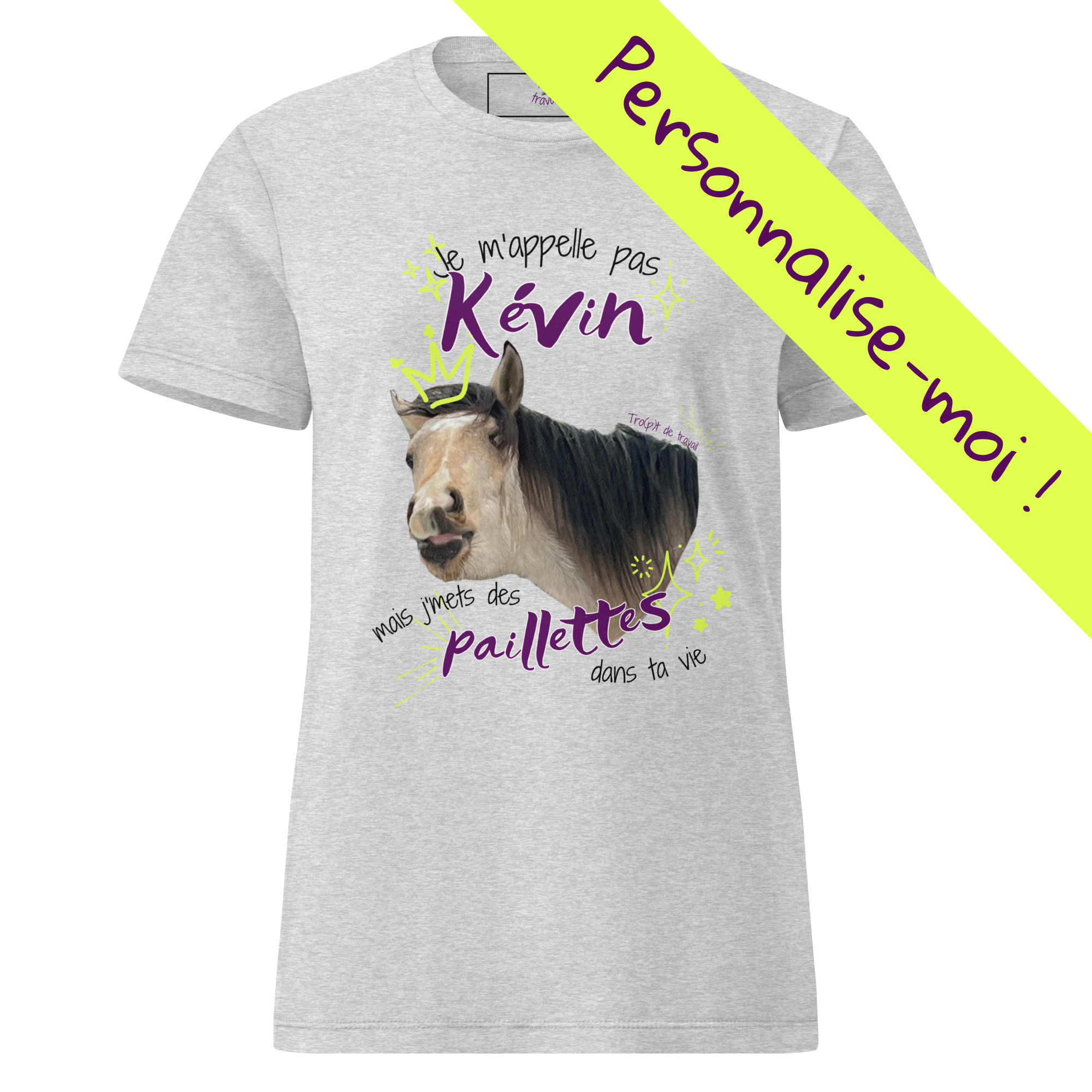 T-shirt humoristique et personnalisable pour cavalières, avec photo de cheval et phrase drôle "Je m'appelle pas Kévin mais j'mets des paillettes dans ta vie". Couleur gris chiné, vu de face.