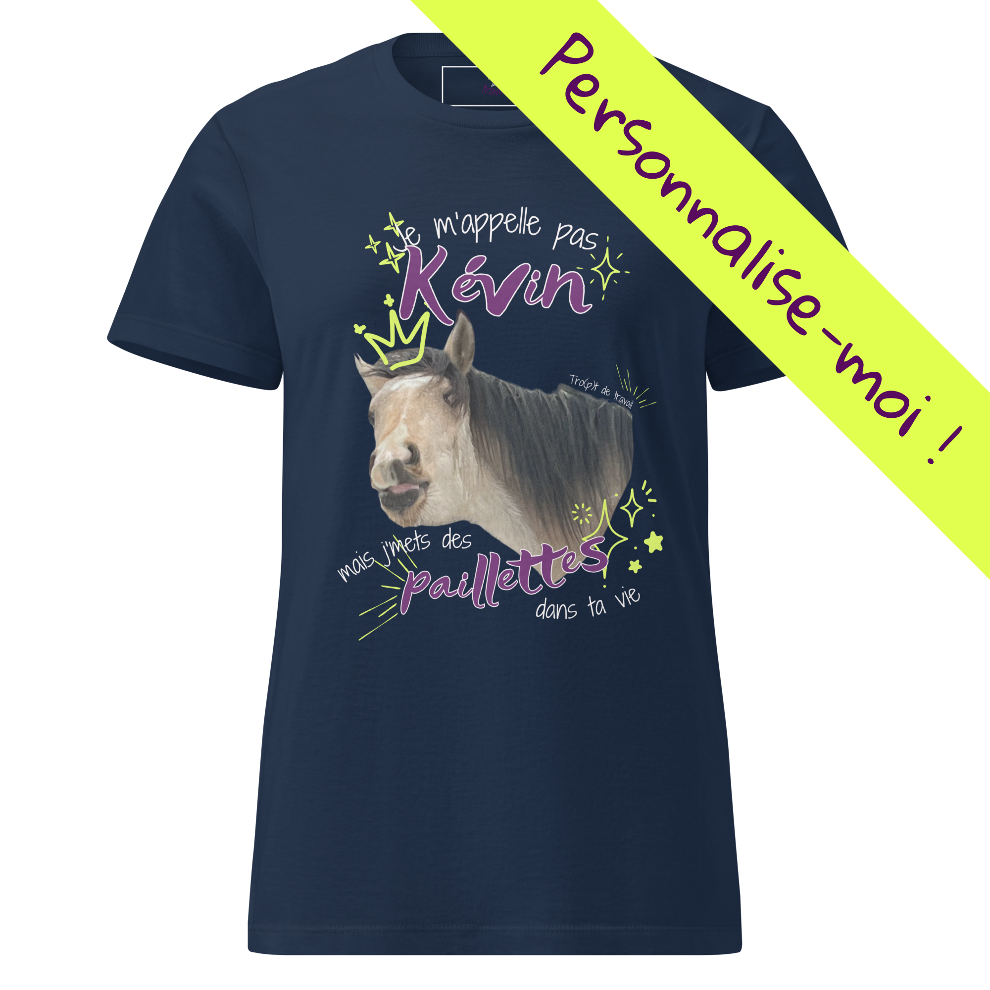 T-shirt humoristique et personnalisable pour cavalières, avec photo de cheval et phrase drôle "Je m'appelle pas Kévin mais j'mets des paillettes dans ta vie". Couleur marine, vu de face.