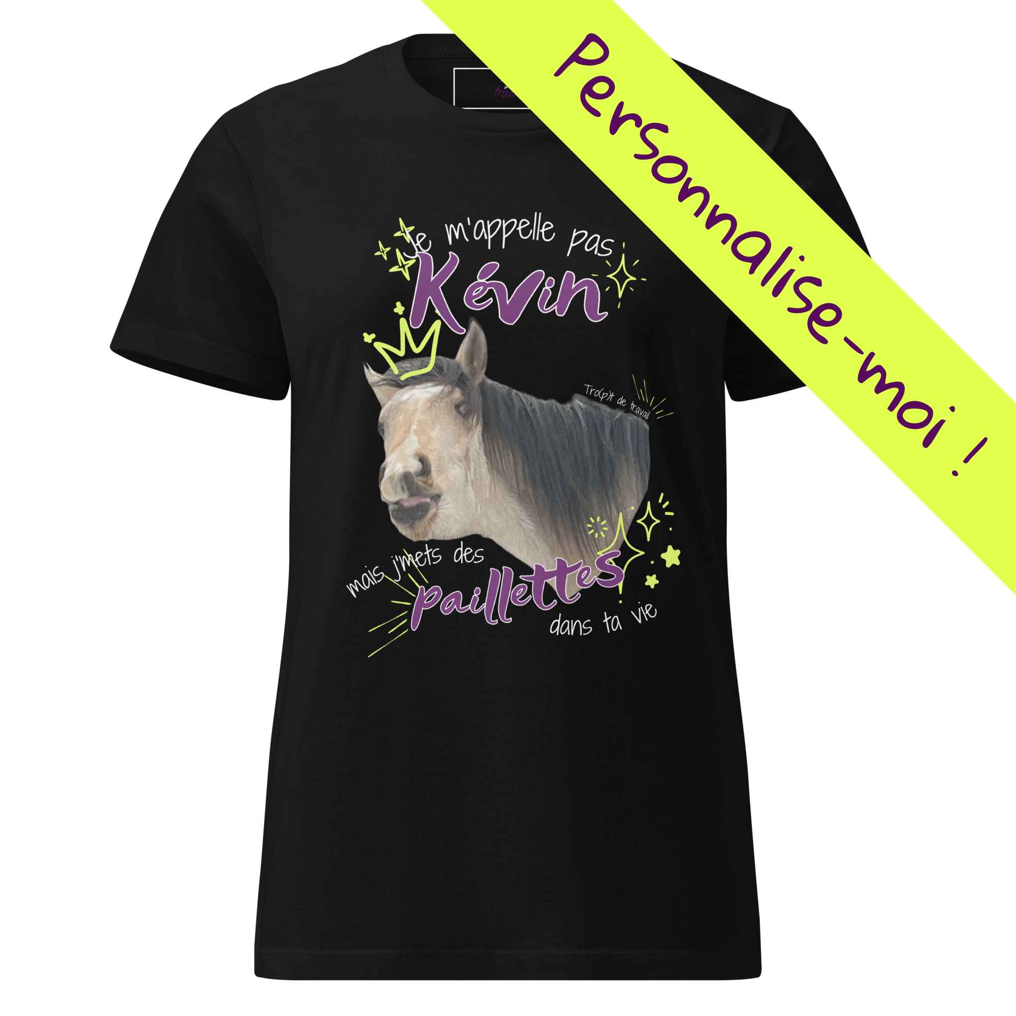 T-shirt humoristique et personnalisable pour cavalières, avec photo de cheval et phrase drôle "Je m'appelle pas Kévin mais j'mets des paillettes dans ta vie". Couleur noir, vu de face.