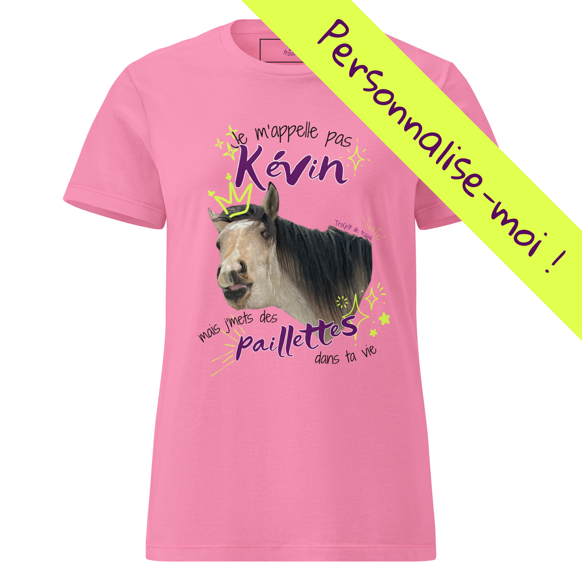 T-shirt humoristique et personnalisable pour cavalières, avec photo de cheval et phrase drôle "Je m'appelle pas Kévin mais j'mets des paillettes dans ta vie". Couleur rose, vu de face.