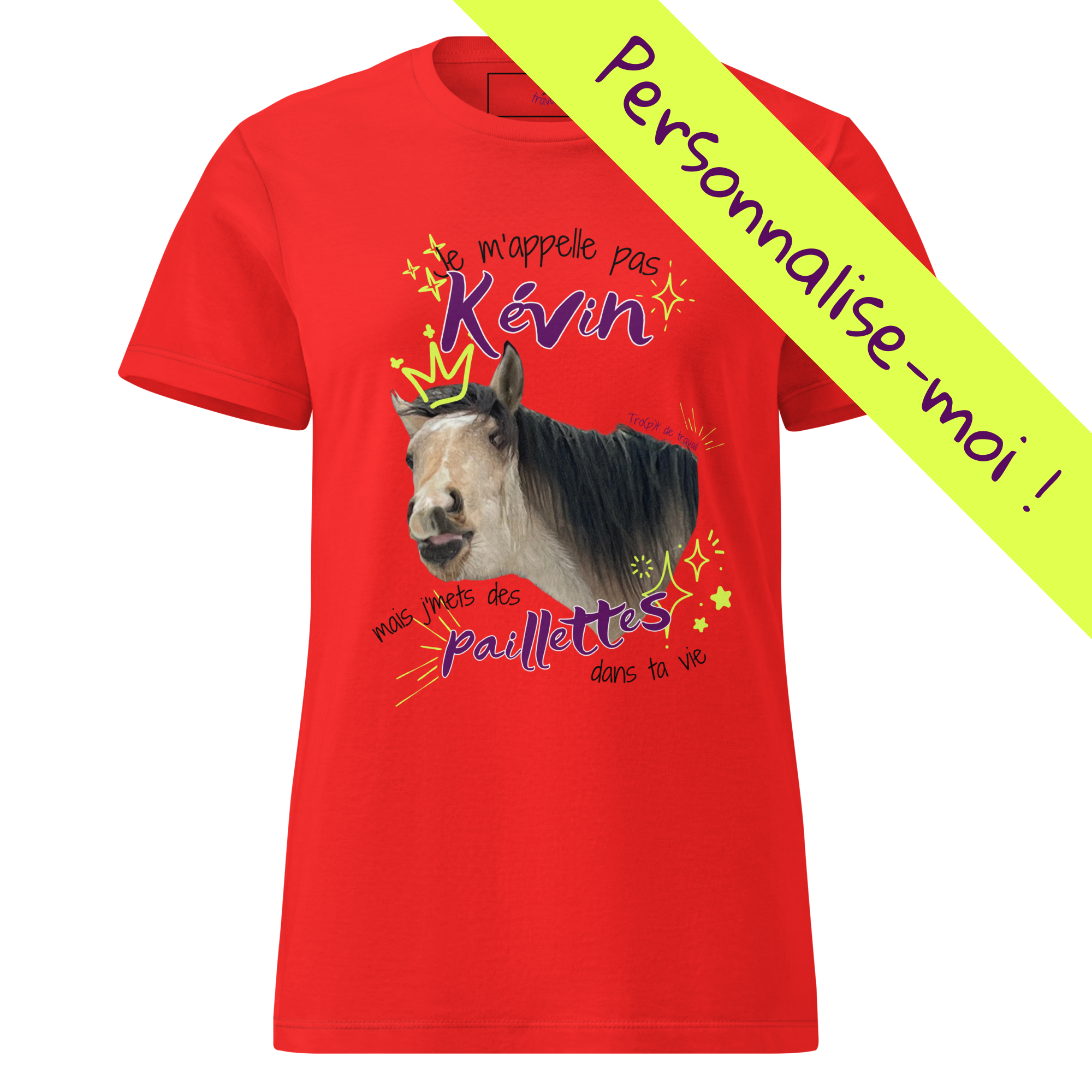 T-shirt humoristique et personnalisable pour cavalières, avec photo de cheval et phrase drôle "Je m'appelle pas Kévin mais j'mets des paillettes dans ta vie". Couleur rouge, vu de face.