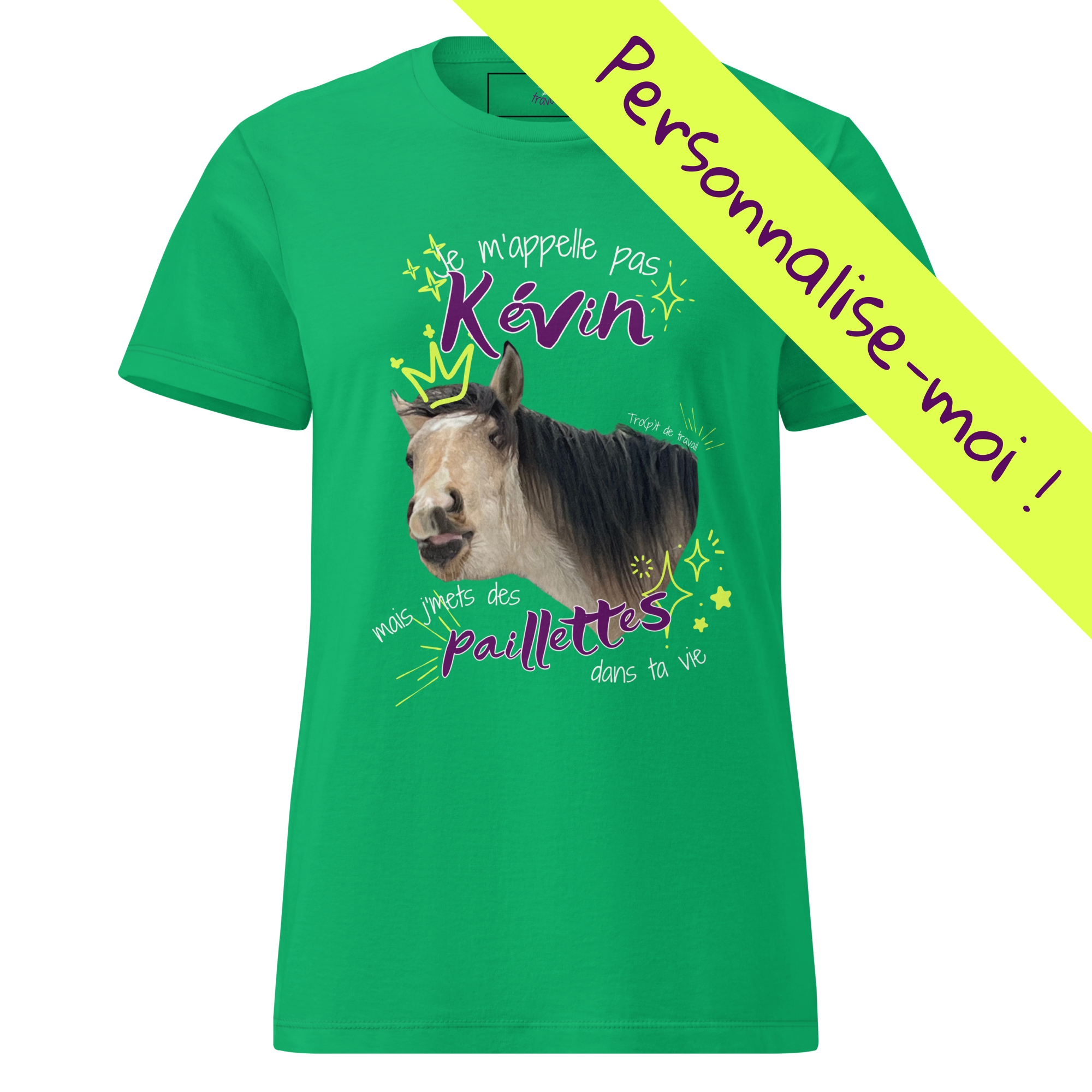 T-shirt humoristique et personnalisable pour cavalières, avec photo de cheval et phrase drôle "Je m'appelle pas Kévin mais j'mets des paillettes dans ta vie". Couleur vert, vu de face.